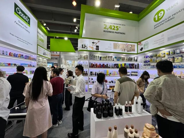 Equipo comercial conversando con un comprador internacional en la mesa de negociación.