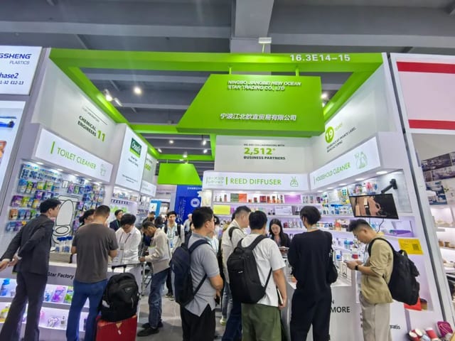 Stand Ocean Star 16.3 D30 E14-15 — Feria de Cantón Otoño 2025, las cuatro paredes de producto y la zona de negociación.