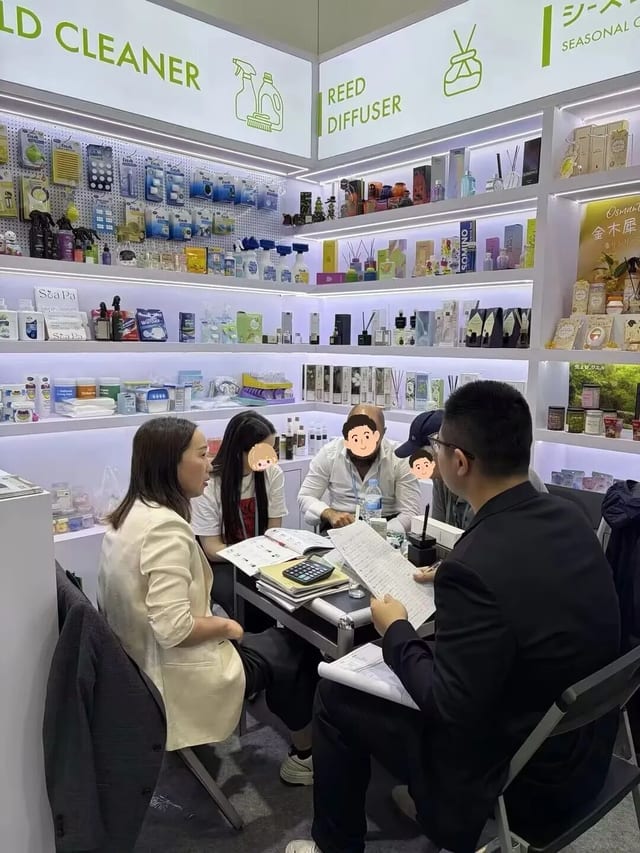 Reuniones simultáneas con compradores en las mesas de negociación.