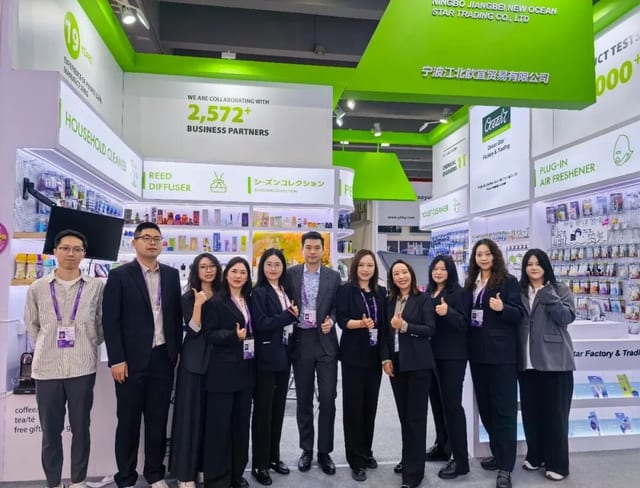 Foto de equipo al cierre de la feria, dentro del stand Ocean Star.